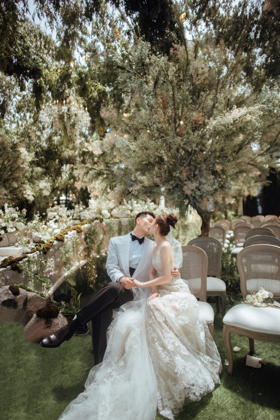 Nơi cử hành và tổ chức tiệc tối là một nhà kính. Bên trên treo đèn pha lê, hàng trăm nhánh cây xanh và hoa các loại để tạo nên bầu không khí sang trọng, lãng mạn. Ngoài ra, Đậu Kiêu còn cho làm một cây cầu giữa hồ bơi, với hoa sen được thả kín hồ. Sau khi thực hiện nghi thức thề nguyện và trao nhẫn, Hà Siêu Liên - Đậu Kiêu sẽ nắm tay đi qua cây cầu này với hy vọng cùng nhau trải qua mọi giai đoạn cuộc đời, cùng nhau hướng đến tương lai tươi sáng.