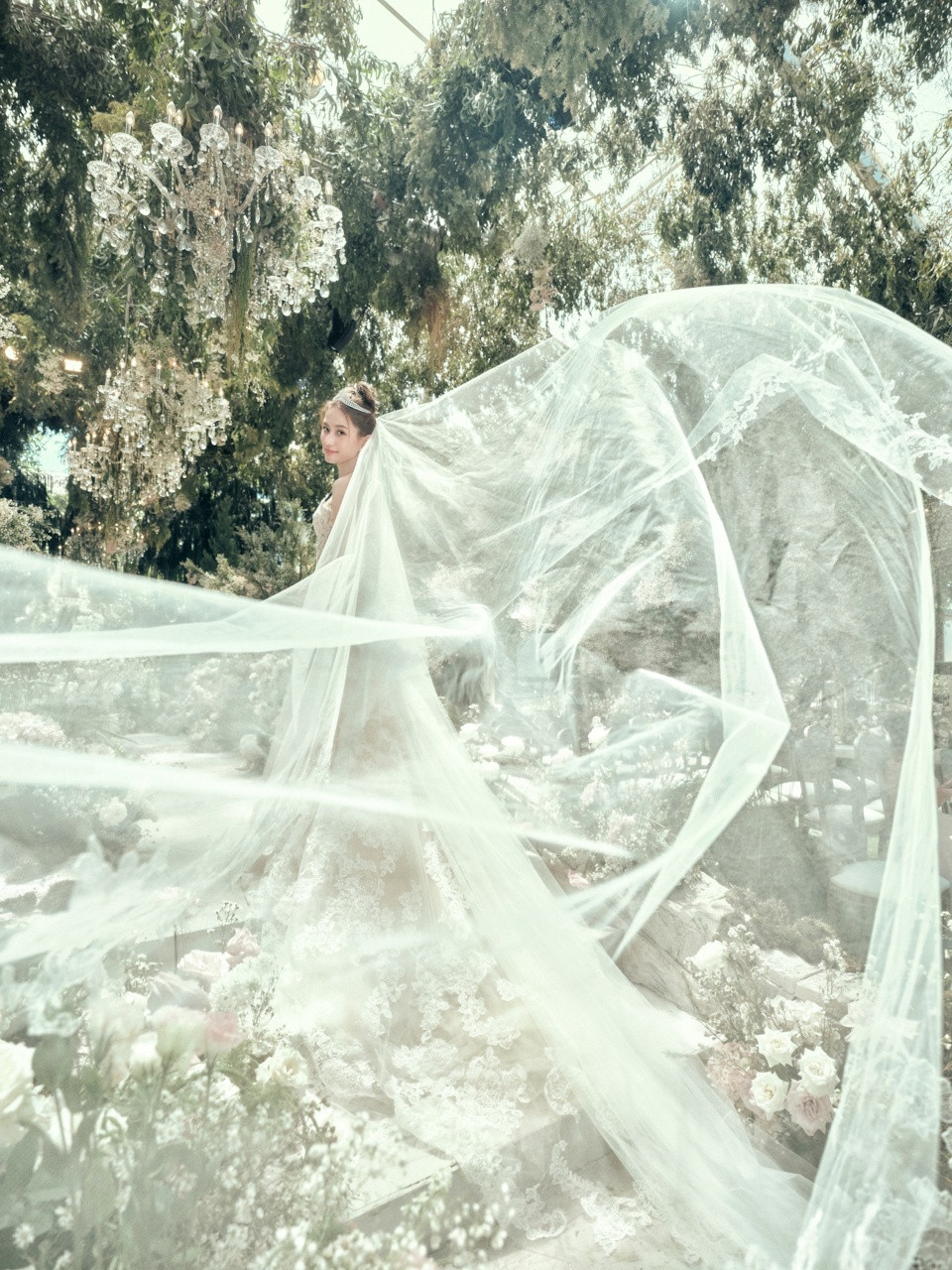 Cô dâu Hà Siêu Liên diện váy cưới của Vera Wang, đi giày của Roger Vivier và đeo trang sức của tập đoàn Chow Tai Fook. Tất cả đều là hàng đặt thiết kế riêng.