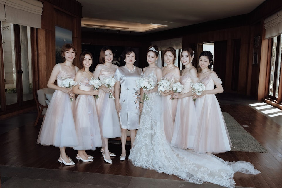 Hà Siêu Liên và mẹ bên dàn phù dâu. Đám cưới của ái nữ trùm sòng bạc Macau diễn ra trong 3 ngày (17-19/4). Tổng số tiền tổ chức hôn lễ là 6,3 triệu USD. Toàn bộ chi phí ăn ở, đi lại của khách mời đều do đôi uyên ương chi trả. Tối 17/4, cặp sao tổ chức tiệc để chào mừng 100 bạn bè, đồng nghiệp. Trước đám cưới, hai nghệ sĩ gửi tới khách mời, truyền thông Trung Quốc một hộp quà gồm nước hoa, mỹ phẩm và bánh kẹo cao cấp trị giá 730 USD.