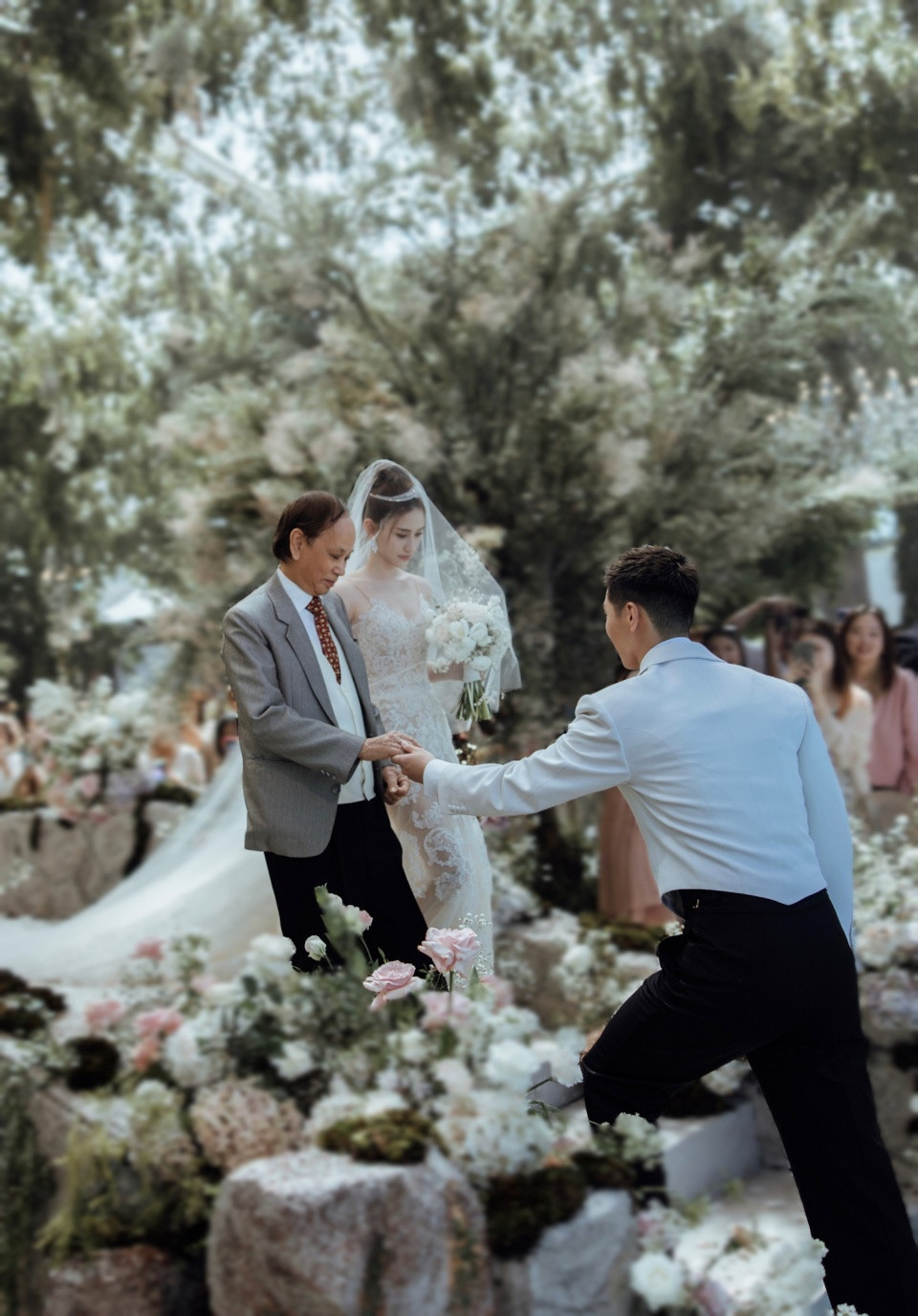 Không gian hôn lễ của Hà Siêu Liên và Đậu Kiêu được bảo vệ an ninh nghiêm ngặt. Giới truyền thông không thể tiếp cận khách sạn Six Senses Uluwatu để tác nghiệp. Tối 18/4, cặp sao chia sẻ những khoảnh khắc trọng đại với công chúng trên trang cá nhân. Do tỷ phú Hà Hồng Sân đã qua đời nên Hà Siêu Liên được chú dắt tay vào lễ đường.