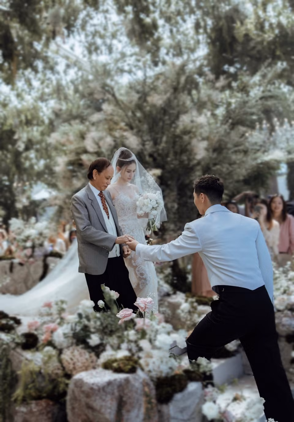 Không gian hôn lễ của Hà Siêu Liên và Đậu Kiêu được bảo vệ an ninh nghiêm ngặt. Giới truyền thông không thể tiếp cận khách sạn Six Senses Uluwatu để tác nghiệp. Tối 18/4, cặp sao chia sẻ những khoảnh khắc trọng đại với công chúng trên trang cá nhân. Do tỷ phú Hà Hồng Sân đã qua đời nên Hà Siêu Liên được chú dắt tay vào lễ đường.