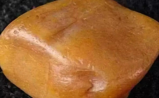 Tại Trung Quốc, đá Điền Hoàng là một trong những loại đá quý có giá trị cao. Loại đá này có đặc điểm nổi bật là có màu vàng đặc trưng, có rất ít trong tự nhiên.