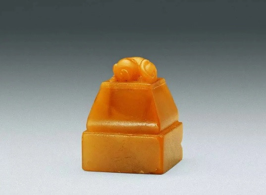 Các chuyên gia ước tính hòn đá Điền Hoàng mà ông Lưu nhặt được có giá khoảng 580 triệu Nhân dân tệ (tức hơn 1.912 tỷ đồng). Theo đó, ông Lưu đã nhặt được báu vật quý hiếm.