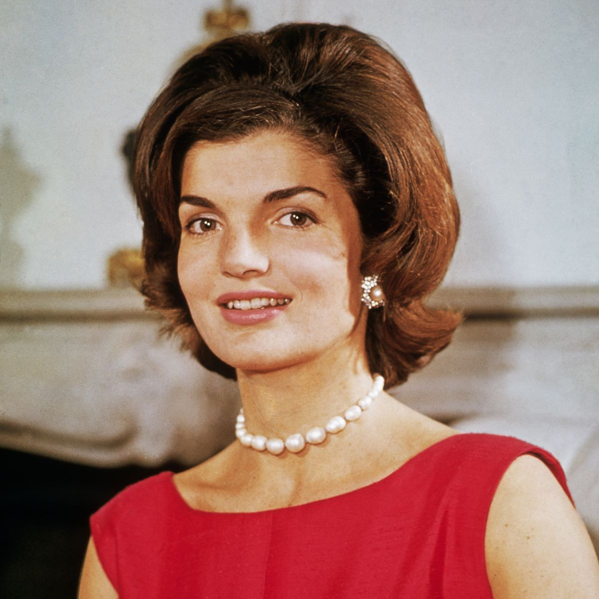 Jacqueline Kennedy - vợ Tổng thống John F. Kennedy là đệ nhất phu nhân đầu tiên thuê thư ký báo chí và quản gia Nhà Trắng. Bà gây chú ý khi giành giải Emmy với tour tham quan Nhà Trắng trên truyền hình.