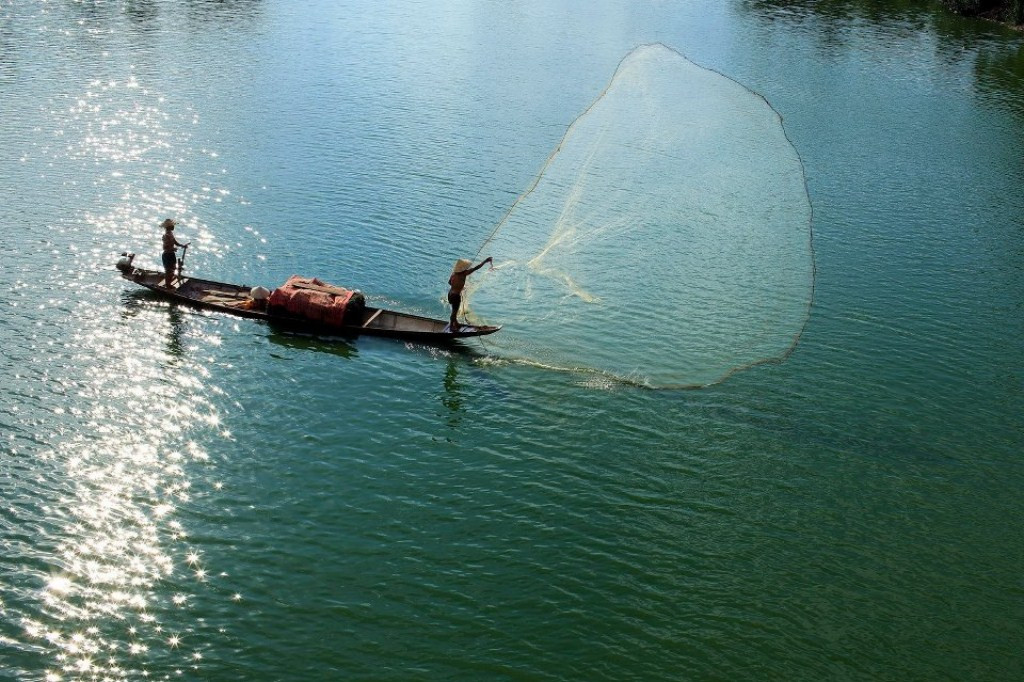Lúc nhìn thấy cột sắt đó, tâm trạng của ông Trần đi xuống, không thể vui nổi vì không bắt được con cá nào. Theo ông, cột sắt đó bị rỉ sét, nặng khoảng 90 kg và cao khoảng 75 cm.