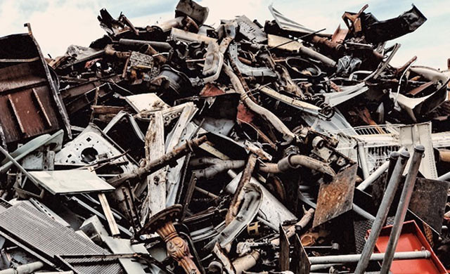 Cán bộ này mang cột sắt về cơ quan và cùng các đồng nghiệp kiểm tra tỉ mỉ. Nhờ vậy, họ xác định đó thực chất là một trụ sắt dùng để xây cầu từ thời Hán Vũ Đế (156 trước Công nguyên - 87 trước Công nguyên).