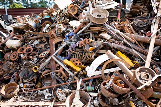 Sau khi thỏa thuận với chủ trạm thu mua phế liệu, cán bộ tại Cục Di tích Văn hóa địa phương đã bỏ ra 200 Nhân dân tệ để mua lại cột sắt mà ông Trần vớt được dưới đáy sông.