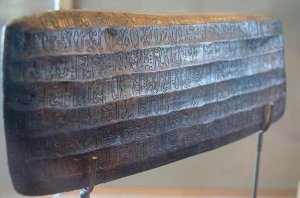 Nhiều chuyên gia cho rằng, chữ Rongorongo biến mất sau khi người phương Tây kiểm soát đảo Phục Sinh. Điều này đã khiến loại chữ này thất truyền. Các nhà nghiên cứu suy đoán đây có thể là một trong số ít những phát minh chữ viết độc lập trong lịch sử nhân loại.