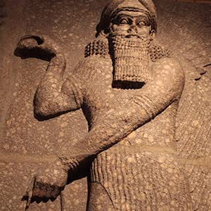 Những người Anunnaki được mô tả đến từ thiên đường. Họ ghé thăm Trái đất, tiếp xúc với nền văn minh Sumer nhằm giúp đỡ con người có cuộc sống tốt hơn như truyền bá kiến thức, một số kỹ thuật trong trồng trọt, chăn nuôi, xây dựng...