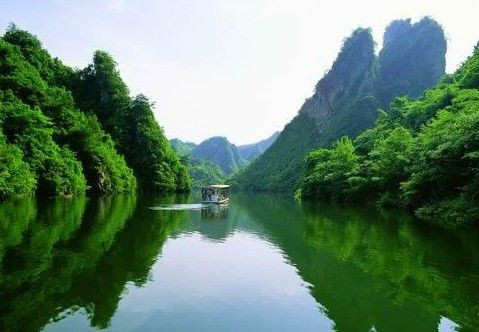 Vào một số năm, tình trạng hạn hán nghiêm trọng khiến mực nước hồ Động Đình xuống mức thấp. Khi ấy, người dân phát hiện một cấu trúc kỳ lạ, bí ẩn bên dưới đáy hồ Động Đình.