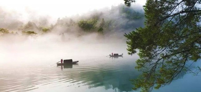 Nằm ở tỉnh Hồ Nam, hồ Động Đình là hồ nước ngọt lớn thứ hai của Trung Quốc. Dưới thời phong kiến, hồ nước này còn được gọi là “Hồ Động Đình tám trăm lý” vì hồ nước có diện tích rất lớn. Tuy nhiên,về sau, diện tích hồ bị thu hẹp.