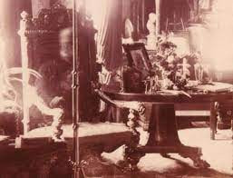 Năm 1891, Sybell Corbet chụp được bức ảnh kỳ bí tại thư viện Combermere Abbey, Cheshire, Anh. Khi xem ảnh, nhiều người nhận thấy có một bóng người đang ngồi trên ghế. Người ta cho rằng đó hồn ma của Lord Combermere - một chỉ huy kỵ binh được chôn ở cách đó khoảng 6,4 km.