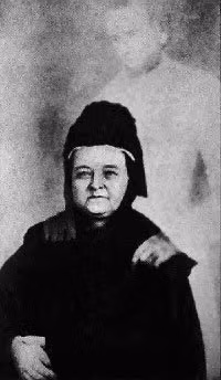 Bức ảnh chụp Mary Ann Lincoln - phu nhân Tổng thống Mỹ Abraham Lincoln năm 1970. Đằng sau bà là linh hồn của Tổng thống Lincoln. Nhiếp ảnh gia William Mumler là người chụp được bức ảnh này.