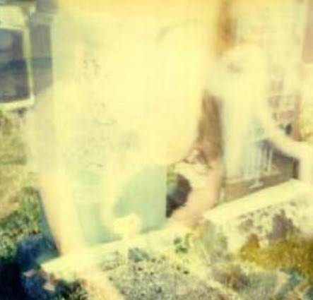 Vào tháng 11/1982, người phụ nữ tên Sahah sống tại thành phố Chicago, Illinois, Mỹ đã chụp được bức ảnh “cặp tình nhân ma” khi tới thăm mộ của mẹ. Mẹ của Sahah qua đời vào năm 1934.