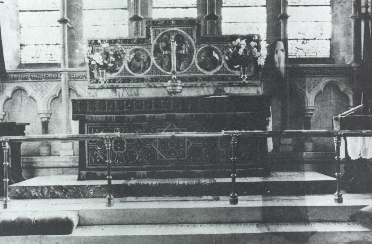 Bức ảnh chụp năm 1963 này có tên là "Specter of Newby Church” (Bóng ma Nhà thờ Newby). Trong bức ảnh, một bóng người mờ xuất hiện được cho là của hồn ma bí ẩn.