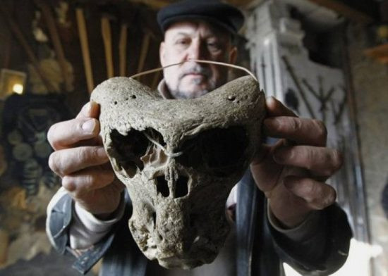 Theo tờ báo Komsomolskaya Pravda và Rossiyskaya Gazeta của Nga, các chuyên gia thuộc viện nghiên cứu Ahnenerbe đã phát hiện 2 hộp sọ dị thường ở dãy núi Caucasus.