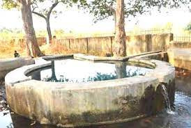 Dù vậy, nước hồ vào mùa Hè rất mát trong khi mùa Đông lại ấm áp. Nhiều người dân địa phương tin rằng, nước trong hồ Dalahi Kund có tác dụng chữa những căn bệnh ngoài da.