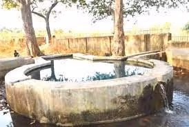 Dù vậy, nước hồ vào mùa Hè rất mát trong khi mùa Đông lại ấm áp. Nhiều người dân địa phương tin rằng, nước trong hồ Dalahi Kund có tác dụng chữa những căn bệnh ngoài da.