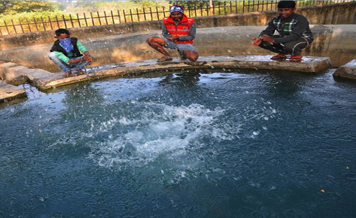 Hồ nước Dalahi Kund ở quận Bokaro, Jharkhand, Ấn Độ là một địa điểm khiến công chúng tò mò vì là nơi xảy ra một hiện tượng kỳ lạ và bí ẩn. Đó là hồ nước sôi lên sùng sục khi có người vỗ tay.