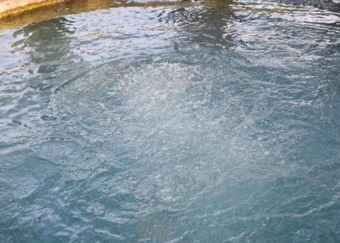 Bình thường, mặt hồ Dalahi Kund yên ả như nhiều hồ nước khác. Thế nhưng, khi có người đứng trước hồ nước này và vỗ tay thì nước sẽ đột ngột dâng lên giống như đang sôi sùng sục.