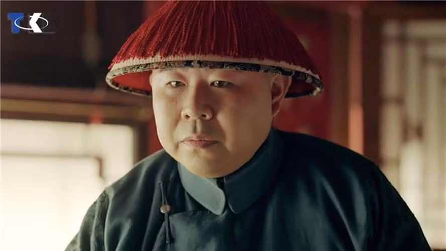 Điều này xuất phát từ một số lý do. Trong đó, đa số hoạn quan xuất thân trong gia đình nghèo. Họ bị bán vào cung làm thái giám để gia đình có thêm một khoản tiền trang trải cuộc sống.