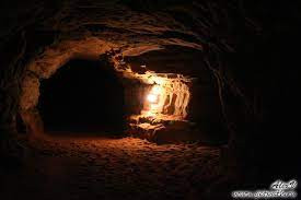 Cảnh sát đã tiến hành điều tra những vụ mất tích tại mê cung hang Sablino nhưng vẫn không tìm thấy bất cứ dấu vết nào giúp tìm ra các nạn nhân. Điều này làm dấy lên một số giả thuyết cho rằng, những vụ mất tích bí ẩn tại đây có thể do hiện tương siêu nhiên, quái vật hay thậm chí người ngoài hành tinh gây ra.