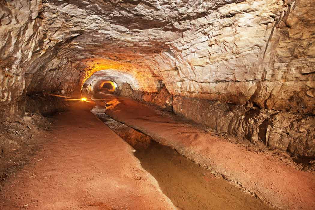 Một thống kê cho thấy vào khoảng năm 1982 - 1984, khoảng 300 người sinh sống trong những đường hầm tại mê cung hang Sablino.