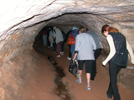 Dù vậy, đó chỉ là những giả thuyết không có bằng chứng thuyết phục. Vì vậy, các chuyên gia, nhà điều tra vẫn nỗ lực tìm kiếm lời giải cho những vụ mất tích bí ẩn xảy ra ở mê cung hang Sablino.