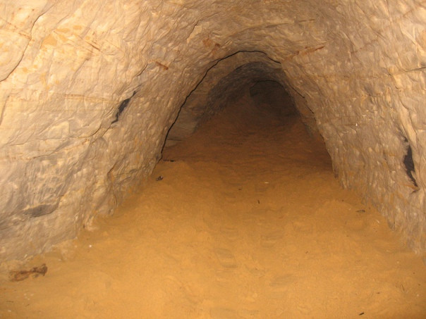 Trong suốt nhiều năm, mê cung hang Sablino trở thành nơi trú ẩn của những người vô gia cư, bất mãn với cuộc sống, tội phạm hay các băng đảng xã hội đen.