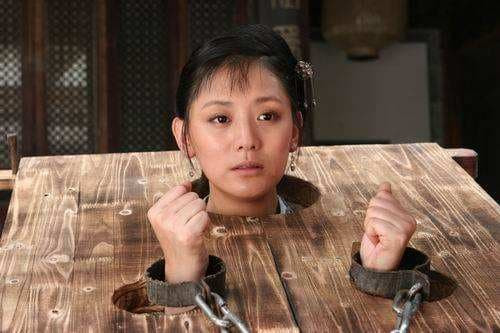 Thế nhưng, một hình thức tra tấn khiến phạm nhân thà bị xử tử cũng không muốn trải qua đó là việc phải ăn 2 bát mỳ. Hình thức tra tấn này có tên gọi là "Nhị long thổ tu" - "Nôn ra râu rồng".