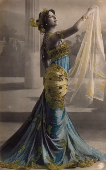 Mata Hari (tên thật Margaretha Geetruida Zelle) là một trong những điệp viên 2 mang nổi tiếng nhất thế giới. Là một vũ nữ múa bụng khêu gợi sống vào những năm 1900, Mata Hari đi đến nhiều thành phố lớn ở châu Âu biểu diễn.