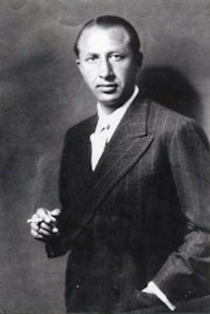 Điệp viên Popov cung cấp cho phát xít Đức những thông tin tình báo giả mạo đằng sau vỏ bọc là một người đàn ông hào hoa đi chu du khắp châu Âu và Mỹ. Trong khi đó, ông tìm kiếm, thu thập các tin tức cơ mật của phát xít Đức rồi gửi cho tình báo Anh giúp nước này tiêu diệt kẻ thù.