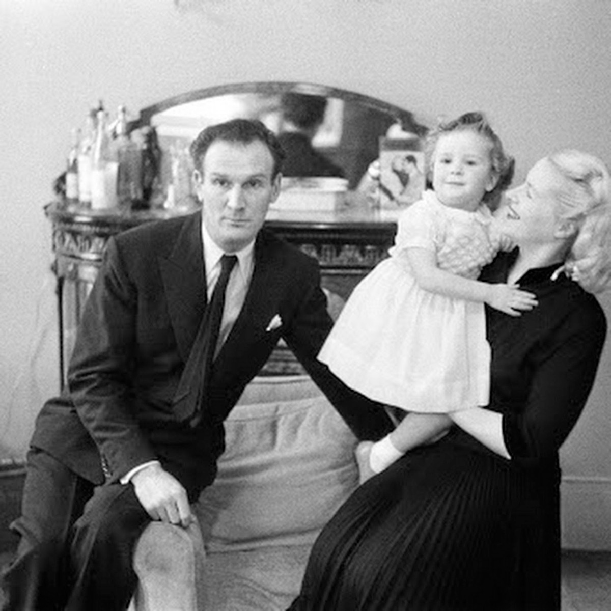 Trong thời gian làm điệp viên 2 mang, điệp viên Chapman đã phối hợp với MI5 thực hiện một vụ tấn công giả mạo nhằm vào nhà máy sản xuất máy bay Havilland để đánh lừa phát xít Đức.