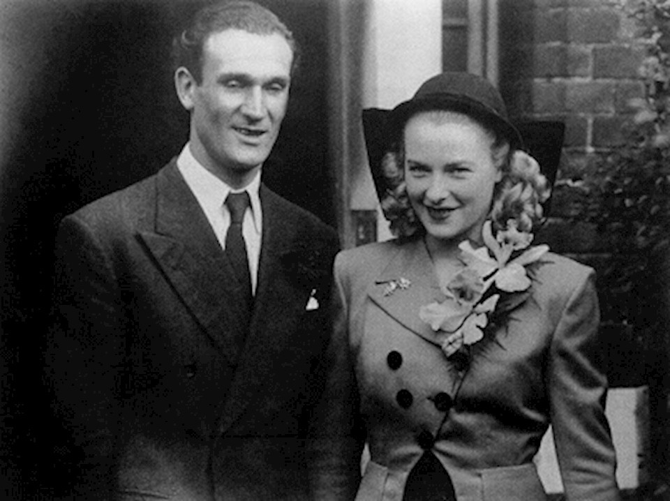 Sau đó, Đức quốc xã thuê Chapman làm điệp viên thu thập các thông tin tình báo từ Anh. Tuy nhiên, ngay sau khi trở về Anh, ông ngay lập tức trình báo nhà chức trách. Sau đó, cơ quan tình báo MI5 tuyển dụng ông làm điệp viên và hoạt động với biệt danh Zigzag.