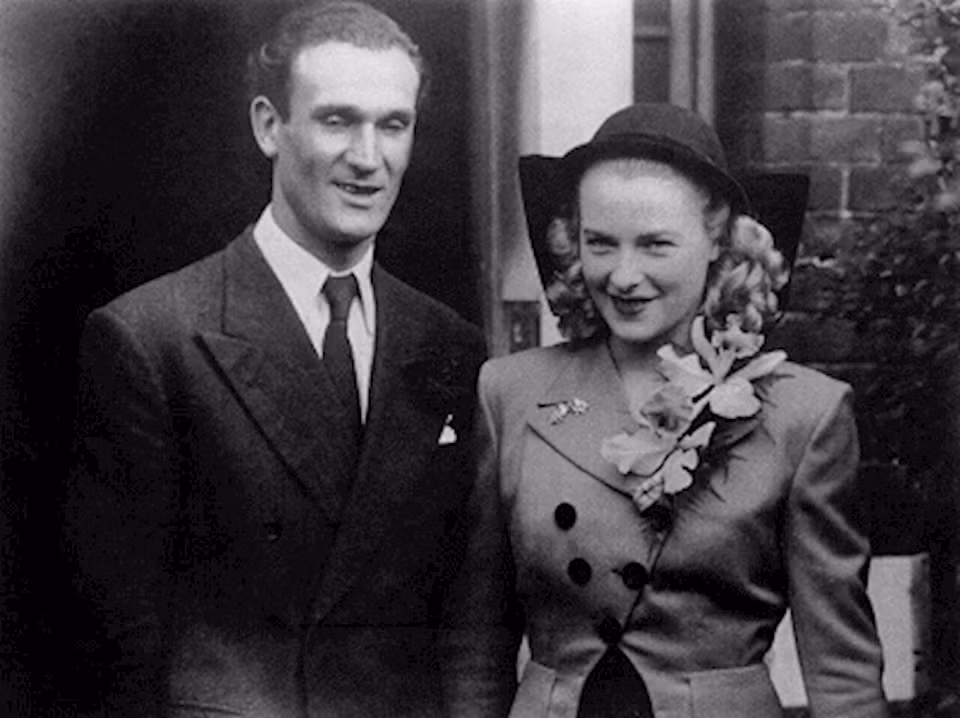 Sau đó, Đức quốc xã thuê Chapman làm điệp viên thu thập các thông tin tình báo từ Anh. Tuy nhiên, ngay sau khi trở về Anh, ông ngay lập tức trình báo nhà chức trách. Sau đó, cơ quan tình báo MI5 tuyển dụng ông làm điệp viên và hoạt động với biệt danh Zigzag.