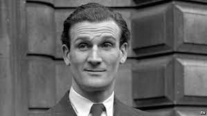 Nổi tiếng không kém Mata Hari là điệp viên 2 mang Eddie Chapman. Người này là chuyên gia mở két trộm và tống tiền. Ông đang ngồi tù khi Đức quốc xã xâm chiếm quần đảo Channel thuộc Anh trong Thế chiến 2.