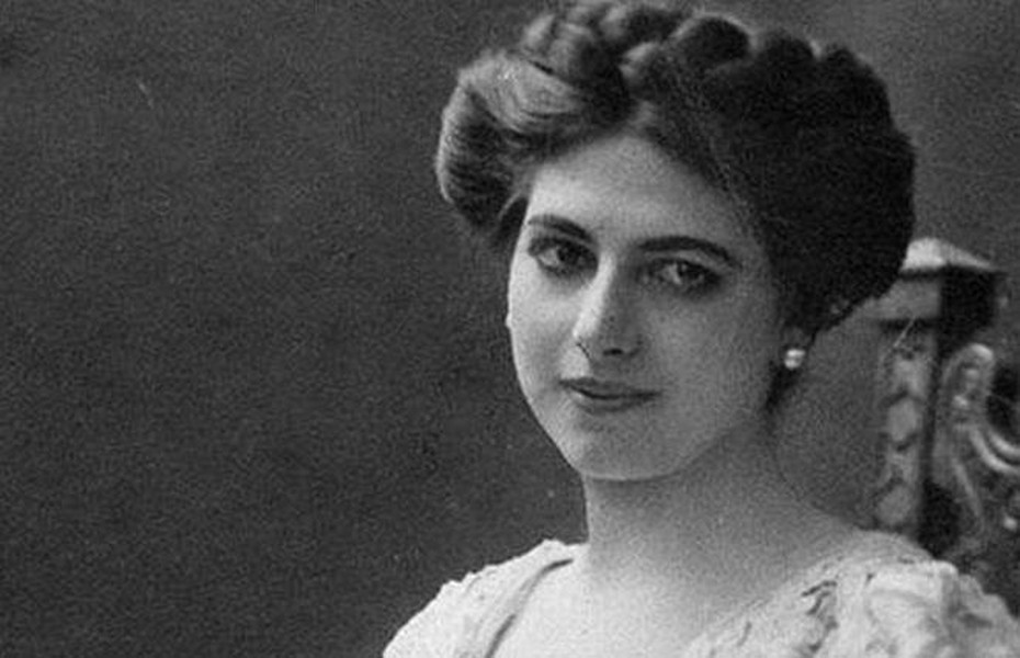 Với nhan sắc xinh đẹp và quyền lực, Mata Hari đã cặp kè với nhiều quý ông quyền lực, giàu có như quý tộc, nhà ngoại giao, lãnh đạo tài chính, sĩ quan quân đội, doanh nhân... Nhờ vậy, bà có cuộc sống nhung lụa, giàu sang.