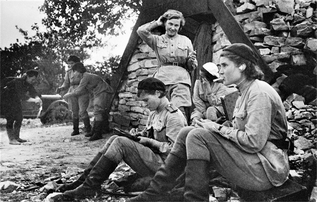 Một nhóm nữ phi công Liên Xô tại tiền tuyến năm 1943.