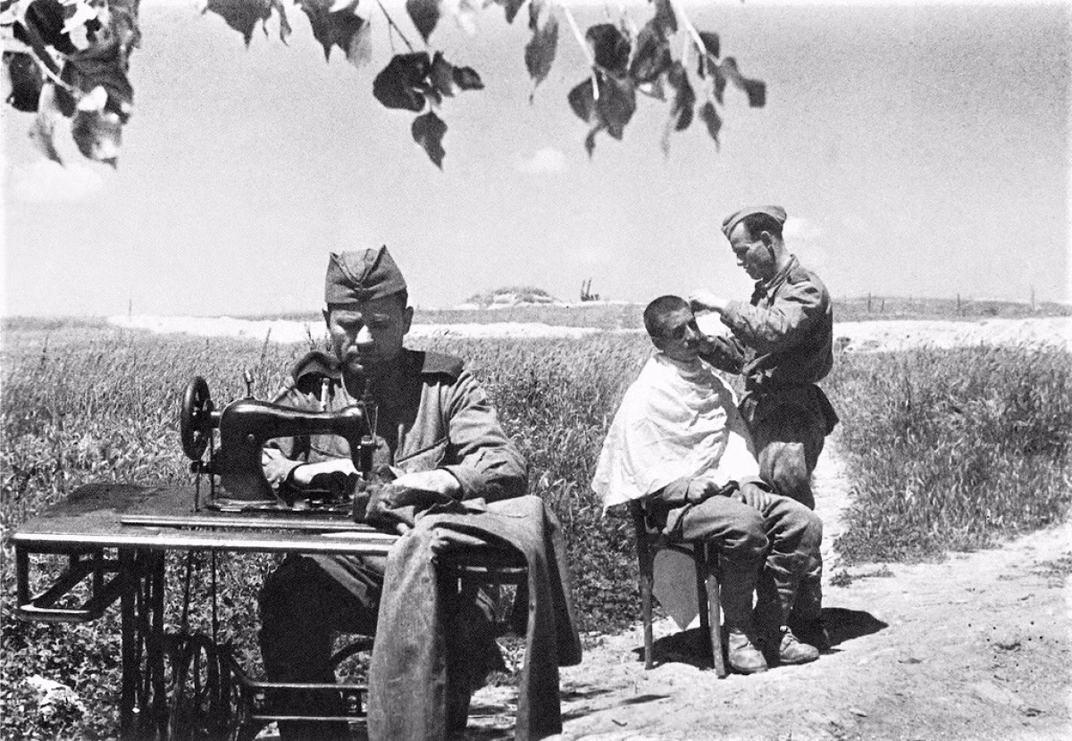 Trong lúc rảnh rỗi, binh sĩ Liên Xô cắt tóc cho nhau hoặc may vá, sửa chữa quần áo. Ảnh chụp tại Novorossiysk năm 1943.