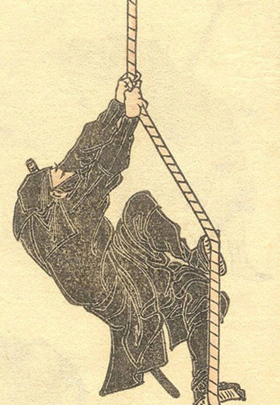 Tiếp đến, ninja có một loại giày xốp để có thể bám vào tường hay vách đá khi thực hiện nhiệm vụ đột nhập.