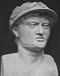 Trong trận chiến Argos năm 272 trước Công nguyên, mẹ của một người lính Argive đã ném viên ngói vào trúng vào gáy của vua Pyrrhus. Hậu quả là ông hoàng này bị choáng rồi ngã ngựa. Sau đó, vua Pyrrhus bị một binh lính Argive giết chết.