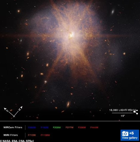 Khi cặp thiên hà Arp 220 bắt đầu hợp nhất, lượng khí bụi dồi dào đã kích hoạt quá trình hình thành sao mạnh mẽ. Quá trình này phần lớn tập trung ở khu vực trung tâm đầy bụi của Arp 220.