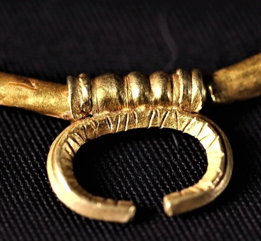 Bộ trang sức bằng vàng gồm: khuyên tai vàng, kẹp tóc, mặt dây chuyền vàng, các hạt vàng, hạt đá đỏ carnelian và hạt thủy tinh. Chúng được trang trí với biểu tượng của nữ thần La Mã Luna.