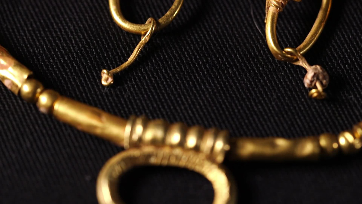 Hình ảnh nữ thần La Mã Luna được trang trí trên các món đồ trang sức cho thấy chúng được dùng để xua đuổi tà ma và bảo vệ nữ chủ nhân ngôi mộ ở thế giới bên kia.