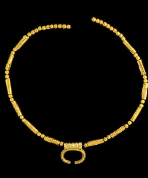 Theo các chuyên gia, bộ trang sức trên có niên đại khoảng 1.800 tuổi. Chúng được chôn cùng một thiếu nữ.