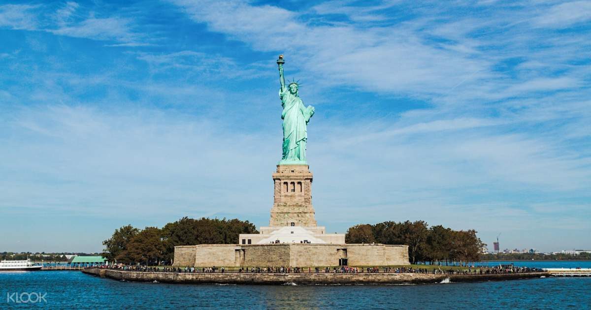 Nằm trên đảo Liberty tại cảng New York, Mỹ, tượng Nữ thần tự do có tên đầy đủ của bức tượng là Liberty Enlightening the World (Nữ thần Tự do soi sáng thế giới). Đây là một biểu tượng lừng danh của nước Mỹ.
