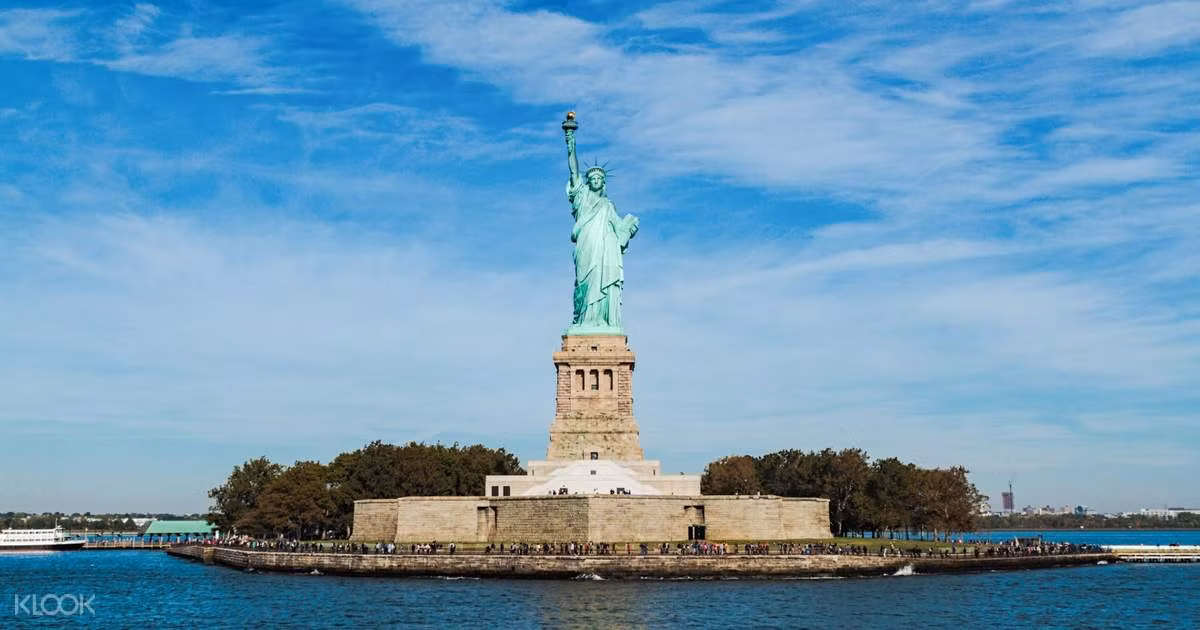Nằm trên đảo Liberty tại cảng New York, Mỹ, tượng Nữ thần tự do có tên đầy đủ của bức tượng là Liberty Enlightening the World (Nữ thần Tự do soi sáng thế giới). Đây là một biểu tượng lừng danh của nước Mỹ.