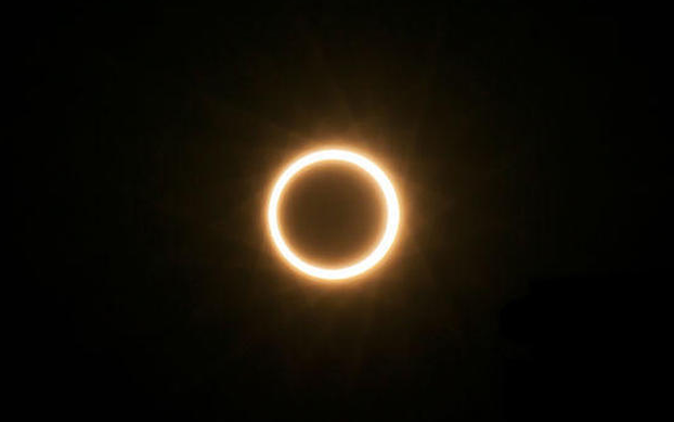 Do độ cong của Trái đất nên nếu người dân quan sát ở khu vực ngoài đại dương sẽ thấy nhật thực lai trông giống như một chiếc khuyên khi Mặt trời tạo thành một tròn lửa vòng quanh Mặt trăng.