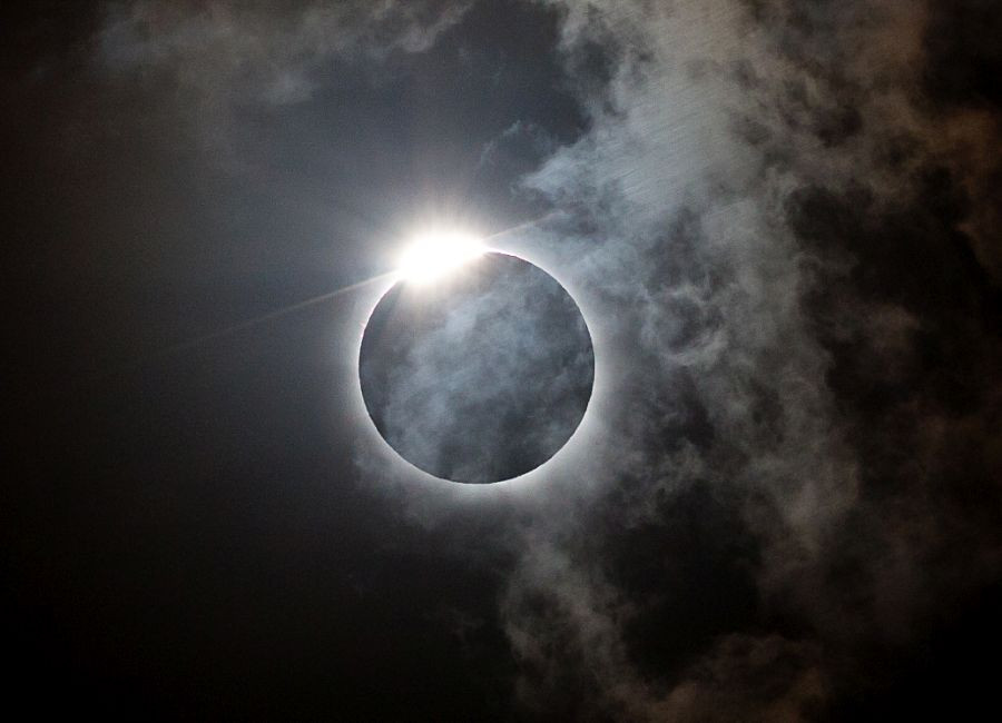 Điều đó có nghĩa mọi người sẽ quan sát được nhật thực bán phần, một "khuôn mặt thứ 3" của nhật thực lai, trong đó Mặt trời chỉ bị Mặt trăng "ăn" một miếng nhỏ.