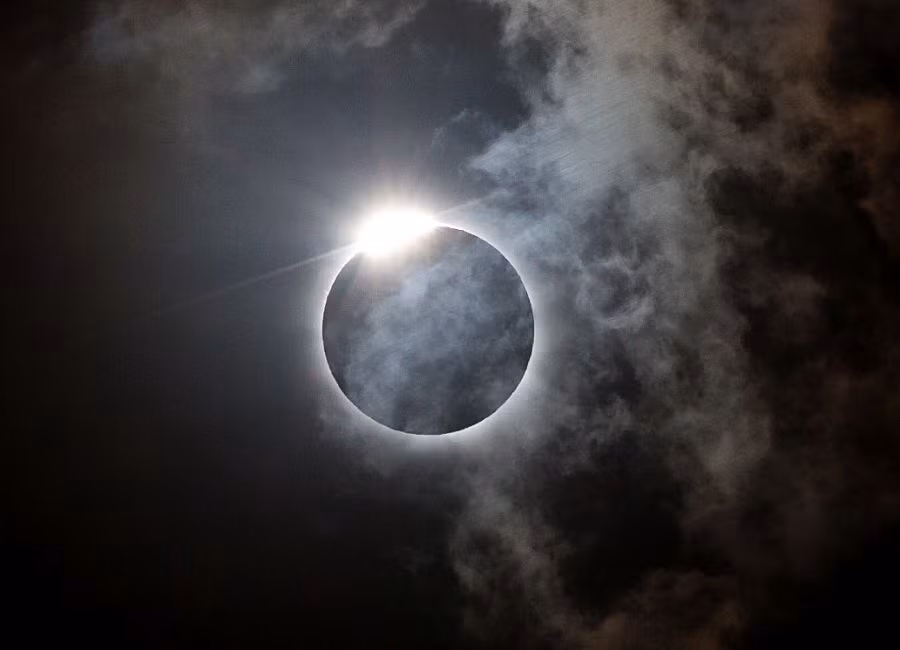 Điều đó có nghĩa mọi người sẽ quan sát được nhật thực bán phần, một "khuôn mặt thứ 3" của nhật thực lai, trong đó Mặt trời chỉ bị Mặt trăng "ăn" một miếng nhỏ.